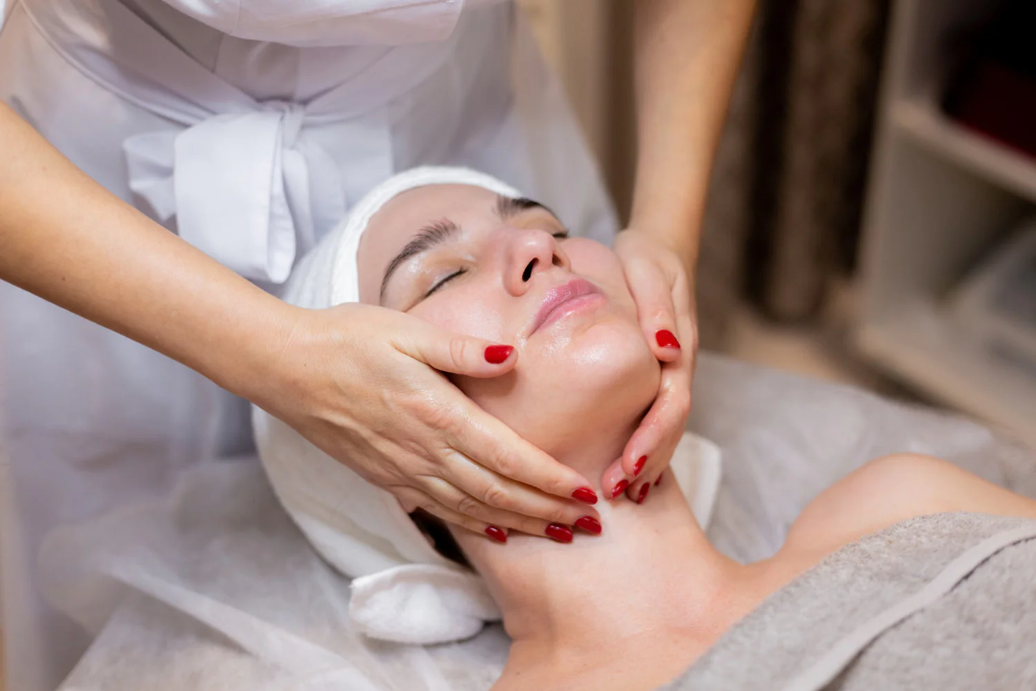 Facial Massage for Wrinkles: Techniques, Benefits, and Anti-Aging Results